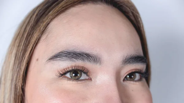 20代のフィリピン人女性の額と目の閉鎖 まつ毛エクステンションとアンバーコンタクトレンズ付き — ストック写真