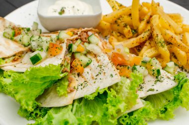 Quesadilla bifteği, bol marullu patates kızartması ve mayonezli sos..