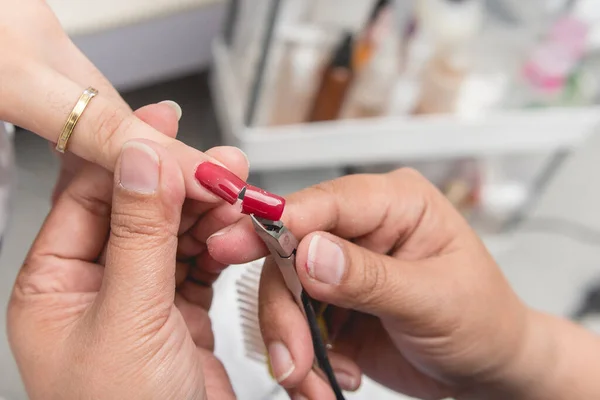 Una Manicura Corta Una Extensión Clavo Con Par Pinzas Acero — Foto de Stock