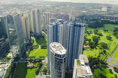 Taguig, Metro Manila, Filipinler - Lüks yüksek binalar güney BGC ufuk çizgisini doldurdu.