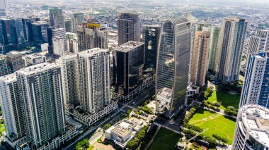 Taguig, Metro Manila, Filipinler- Güneşli bir günde BGC gökyüzü.