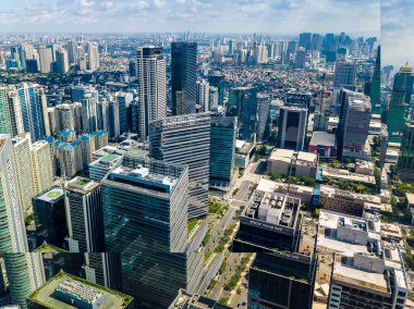 Taguig, Metro Manila, Filipinler - Güneşli bir günde BGC ufuk çizgisi ve daha büyük manila bölgesi.