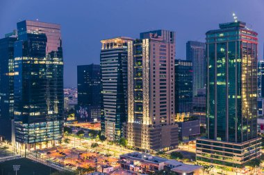 Taguig, Metro Manila, Filipinler- Geceleri modern BGC silueti.