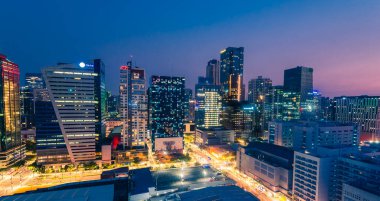 Taguig, Metro Manila, Filipinler- Geceleri modern BGC silueti.