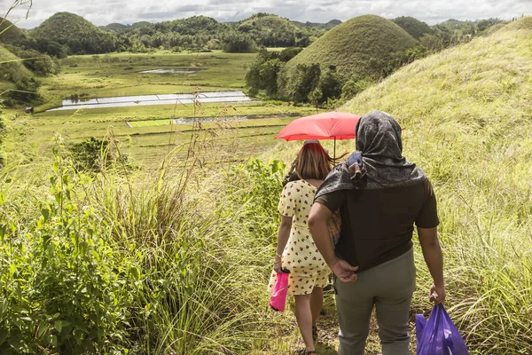 Adventurous Tourists Descend Hill One Chocolate Hills Sagbayan Bohol — Stock Photo, Image
