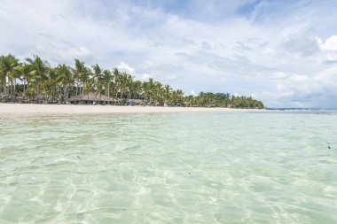 Panglao, Bohol 'daki Dumaluan Sahili' nin berrak suları. Düşük açılı çekim.