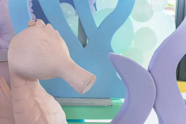 Papiermaché Seepferdchen Und Styroporkorallen Und Andere Pastelldekore Als Unterwasser Geburtstagsparty Stockfoto