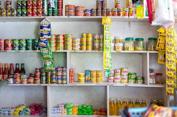 フィリピン マニラ2022年1月 小売店 で缶詰や調理油などの生活必需品を販売 ストック画像