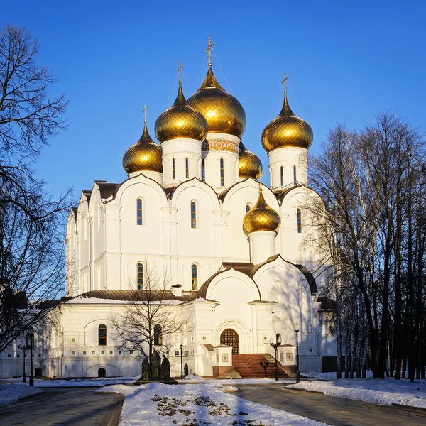 Kathedraal van de veronderstelling in winter, Jaroslavl, Rusland — Stockfoto
