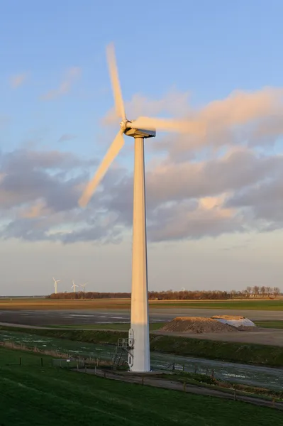 Moinho de vento do parque eólico Noord-East Polder na barragem de IJsselmeer, o — Fotografia de Stock