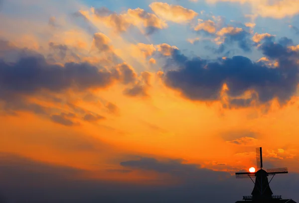 Gün batımında, Hollanda Hollanda Yeldeğirmeni — Stok fotoğraf