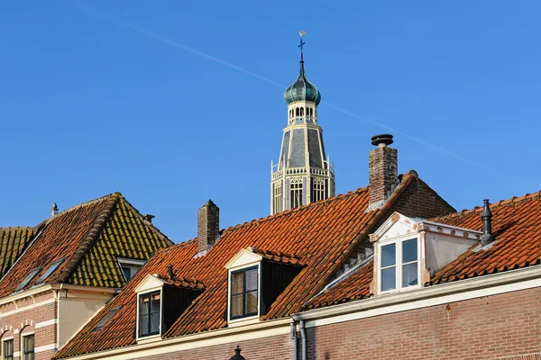 Iglesia sobre los tejados de azulejos en el centro de Enkhuizen, Países Bajos — Foto de Stock