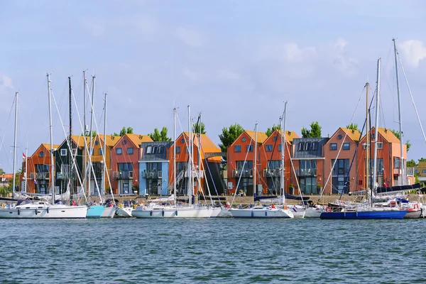 Front de mer de Stavoren depuis Ijsselmeer, Frise, Pays-Bas — Photo
