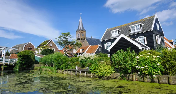Centro da ilha de Marken em um dia ensolarado de verão, nos Países Baixos — Fotografia de Stock