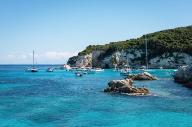 Gemiler, Yunanistan 'ın İyon Denizi' ndeki Antipaxos adasının kayalık kıyılarına demirlemiş durumda.