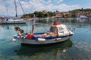 KASSIOPI, CORFU, GREECE - 6 Eylül 2021: Rum balıkçı teknesi limana demir attı