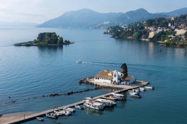 Dağlardan ünlü Vlacherna Manastırı manzarası
