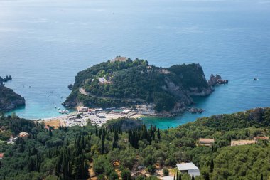 PALEOKASTRITSA, CORFU, GREECE - 6 Eylül 2021: Yakındaki dağların eski efsanevi manastırı