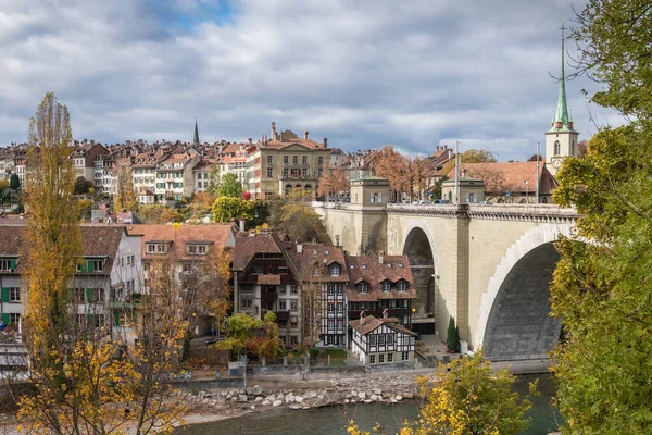 スイス バーン 2021年11月5日 秋の日に橋の近くの街の堤防 — ストック写真