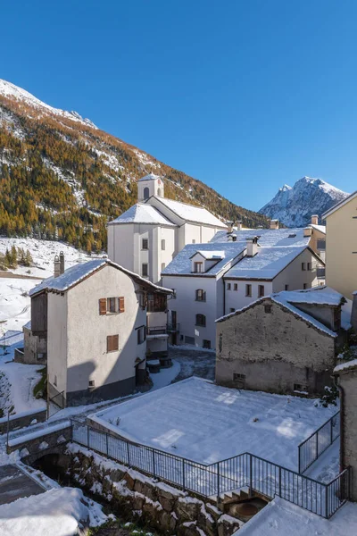 Huizen Staan Naast Een Kerk Een Zwitsers Platteland — Stockfoto