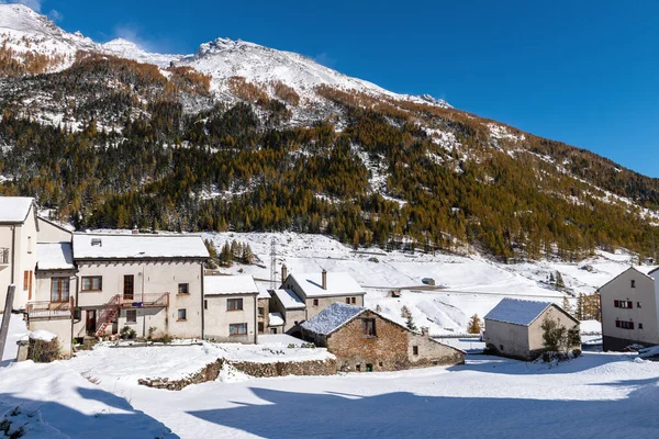 Sneeuw Bedekt Zwitsers Dorp Hoog Bergen Een Zonnige Herfstdag — Stockfoto