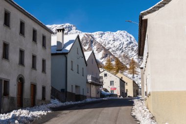 SIMPLON, SWitzERLAND - 4 Kasım 2021 Alpler 'in dar bir vadisinde yer alan bir dağ köyünün ana caddesi