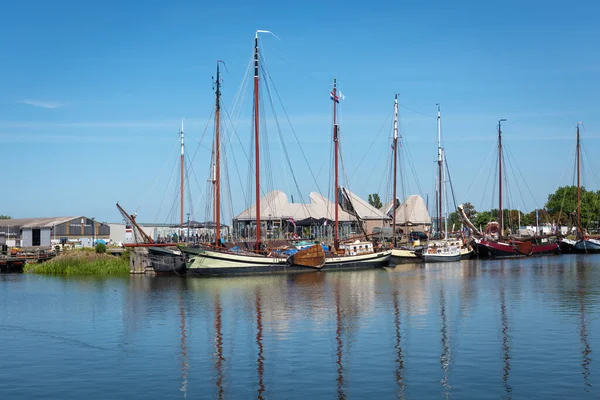 Stavoren Frisland Nederländerna Juni 2020 Stora Segelbåtar Förtöjda Hamnen Speglas — Stockfoto