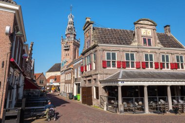 MONNICKENDAM, NORTH HOLLLLAND, NETHERLANDS - 21 Mart 2022: Güneşli bir bahar gününde tarihi şehir merkezi