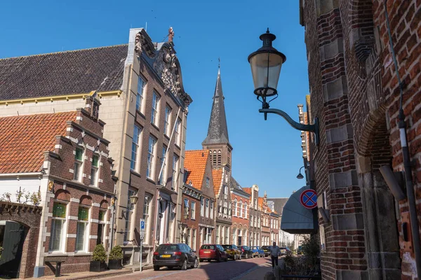 オランダの北 モンニケンダム2022年3月21日 多くの美しい歴史的建造物がある街の中心部の通りの1つ — ストック写真