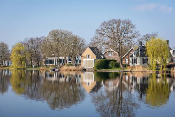 Vue Panoramique Village Néerlandais Reflétée Dans Eau Par Une Journée — Photo