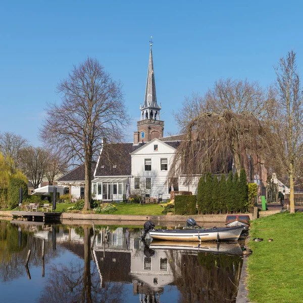 Escénica Esquina Pueblo Con Lago Una Iglesia Fondo Tomada Soleado — Foto de Stock