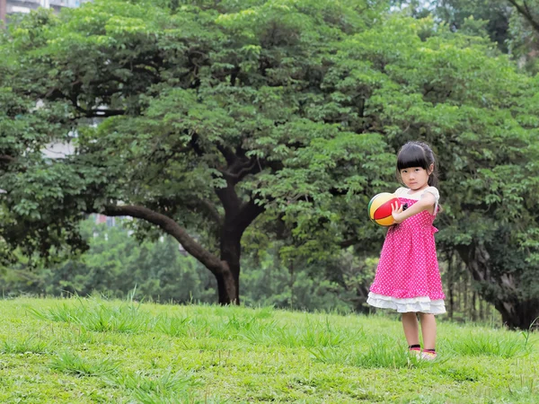 Jogando a bola — Fotografia de Stock