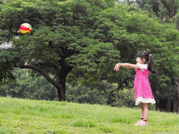 Jogar bola — Fotografia de Stock
