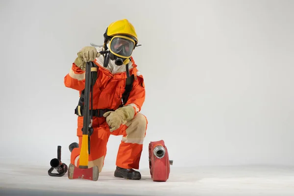 Firefighter Suit Helmet Mechanic Set Fire Suit Helmet Kneel Posting — ストック写真