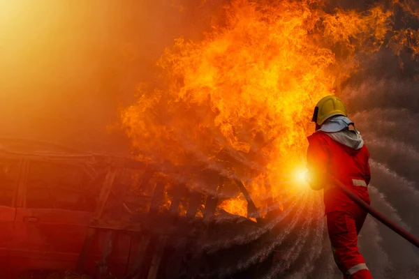 Bombeiro Terno Capacete Está Extinguindo Que Fogo Está Queimando Espaço — Fotografia de Stock