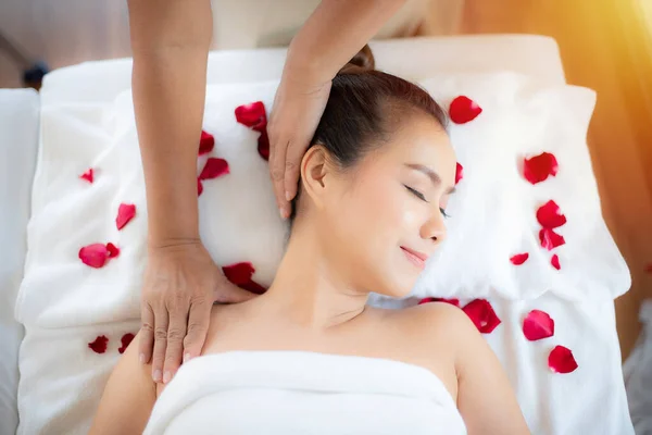 Beautiful Lady Doing Neck Massage Spa She Lying Massage Table — Stok fotoğraf
