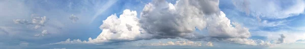 美しいパノラマの夕日の空と雲 黄昏の雲 青空の背景に空気の雲 テキストとデザインのアブストラクトスタイル — ストック写真