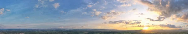 空の空中ビュー 晴れた日に空とパノラマの美しい風景 太陽が雲を介して破裂 — ストック写真