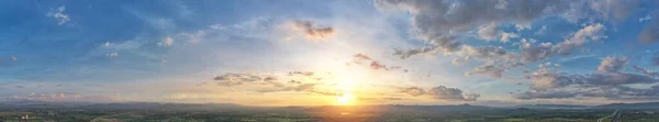 Gökyüzünün Havadan Görünüşü Güneşli Bir Günde Gökyüzü Ile Panoramik Güzel — Stok fotoğraf