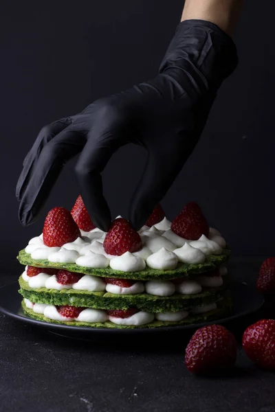 Main Confiseur Dans Gant Noir Qui Décore Gâteau Gâteau Aux — Photo