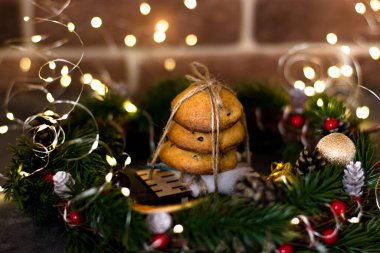 Noel çelenginde çikolatalı bisküviler bir çelengin arka planında