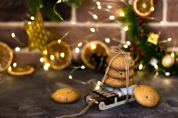 Biscuits Noël Chocolat Sur Luges Sur Fond Guirlandes Branches Épinette — Photo