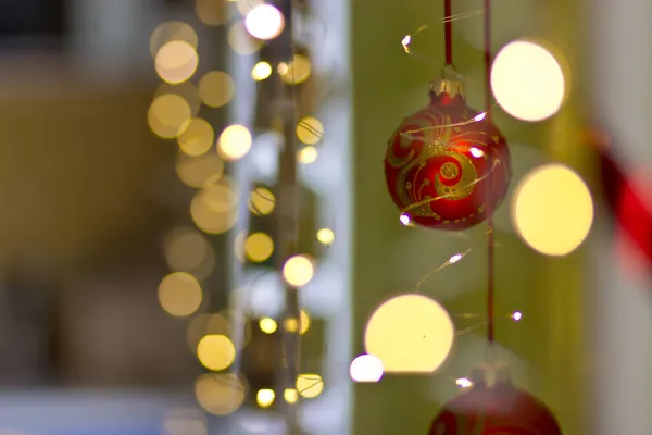 Weihnachtskugeln Auf Dem Hintergrund Der Girlanden — Stockfoto