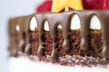 Doğum günü pastası. Çikolatalı kek ve krem peynir. Çikolata lekeleri.