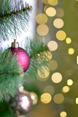 Çelenklerin arka planında Noel topları
