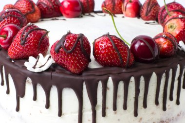 Çikolatalı, çilekli ve kirazlı çıplak pasta.