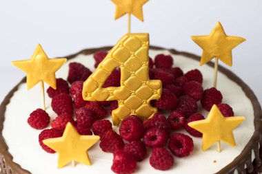 Doğum günü 4 yıl. Doğum günü pastası. Altın yıldızlı dekor