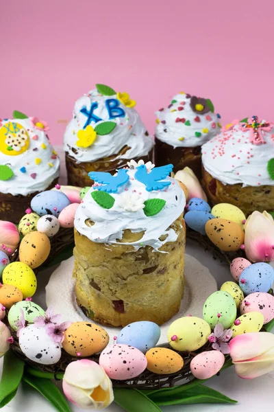 Osterkarte Kulich Mit Zuckerwatte Einem Kranz Aus Tulpen Und Eiern — Stockfoto