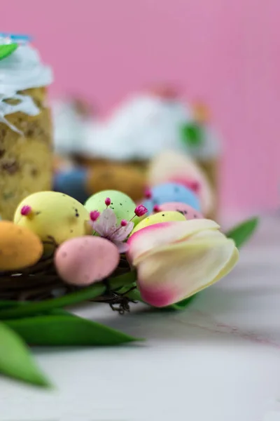 Osterkarte Kulich Mit Zuckerwatte Einem Kranz Aus Tulpen Und Eiern — Stockfoto