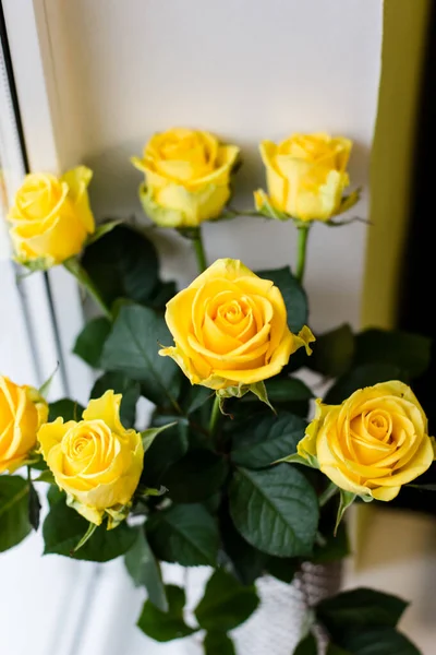 Pencere Pervazında Sarı Güller Tatil Için Tebrikler — Stok fotoğraf